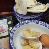 只要营业随时都时都有免费的茶水和泡馍汤，自己去打