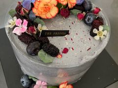 黑芝麻醇香淡奶油蛋糕-小苍兰风铃草·礼物蛋糕(沈阳店)