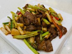 酸辣莲藕带爆牛肉-香港新发烧腊茶餐厅(水围店)