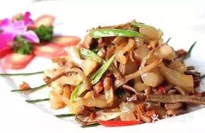 Braised Beef Tendon with Wood Ear Mushrooms in Clay Pot