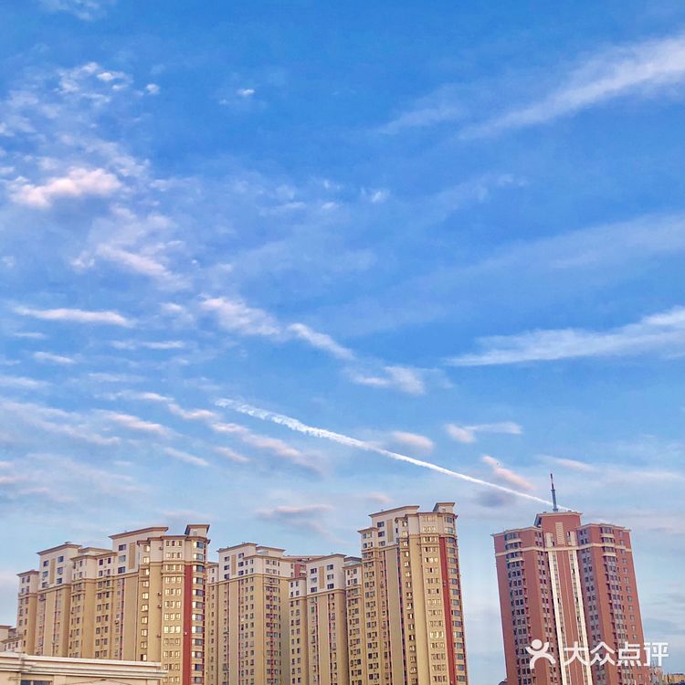 青岛今天的傍晚美的不要不要的，天空中漂浮着白云