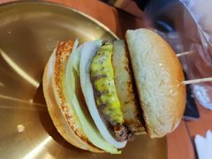 焦糖烤菠萝牛肉汉堡-魏斯理汉堡(西安沣东吾悦店)