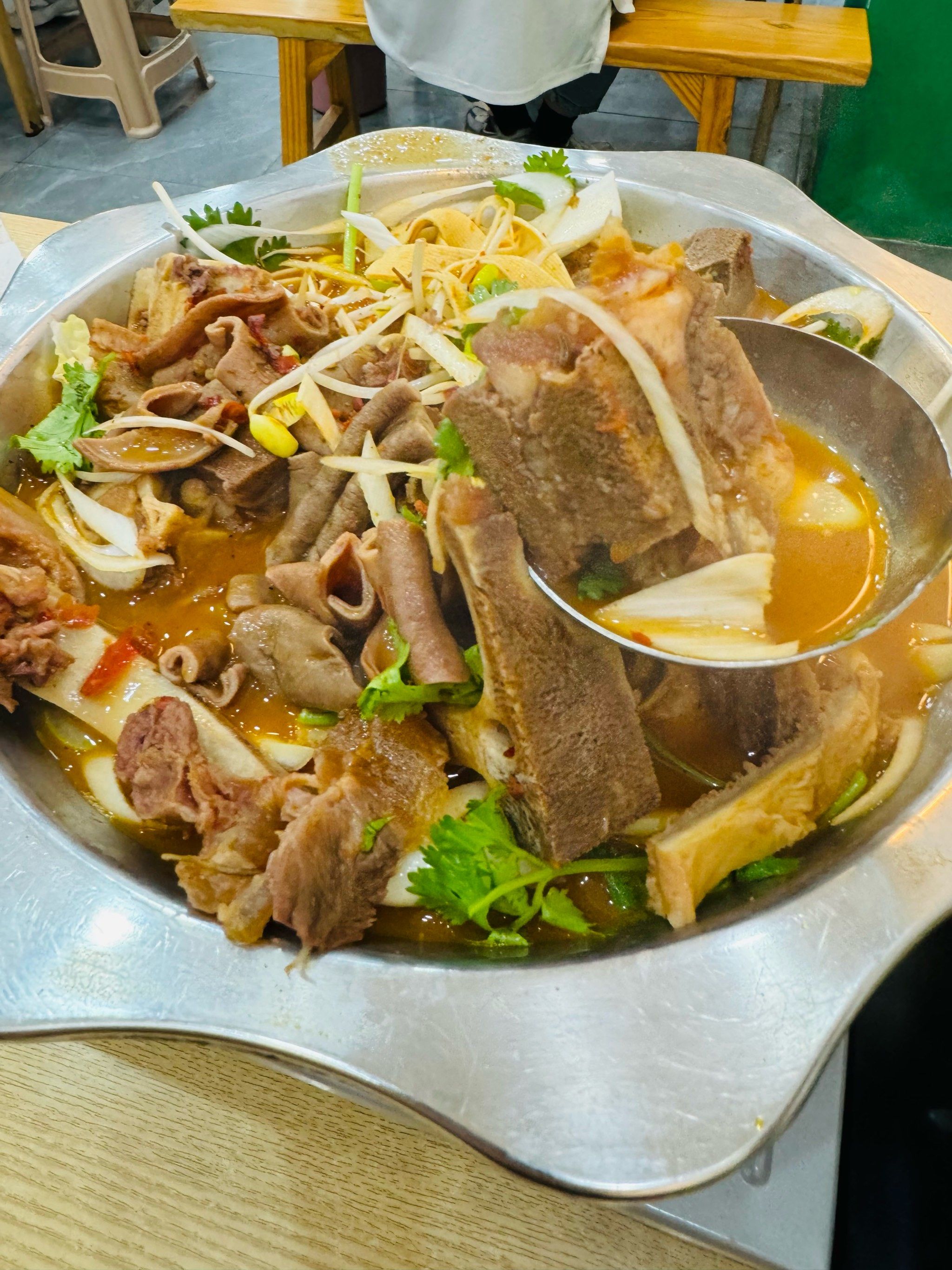 相当好吃份量很足的牛骨头火锅🍲