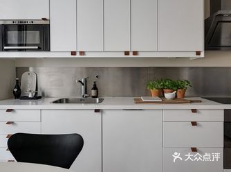  1、在装修厨房时，我们要在颜色方面，使用材料以及颜