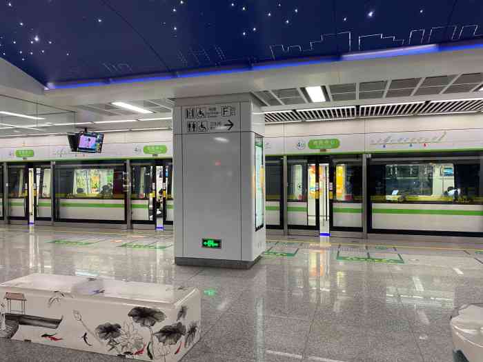 市民中心站-"市民中心地铁站03经过这里的建党百年墙.