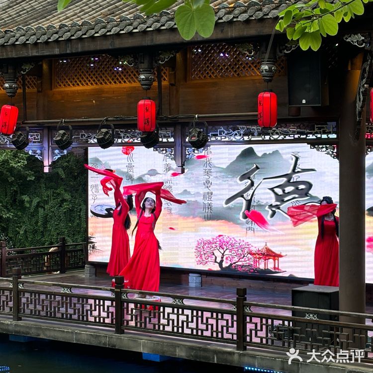 成都周末去哪玩?!来龙腾梵谷happy