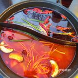 藏于幽深小巷的火锅店，其招牌菜令人难以忘怀。嫩牛肉