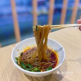 李子坝轻轨站的好又来酸辣粉