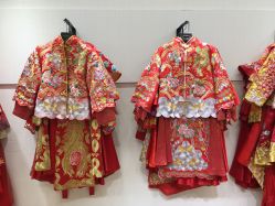 -觅白婚纱礼服馆