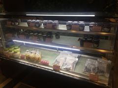 门口冰柜卖自制的辣椒油酱-新川办餐厅