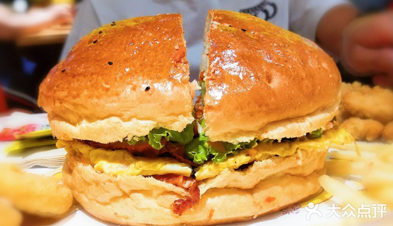 「鲜煎培根鸡腿堡」为了保证口感新鲜