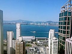 海景客房的玻璃墙景观-香港华美达海景酒店