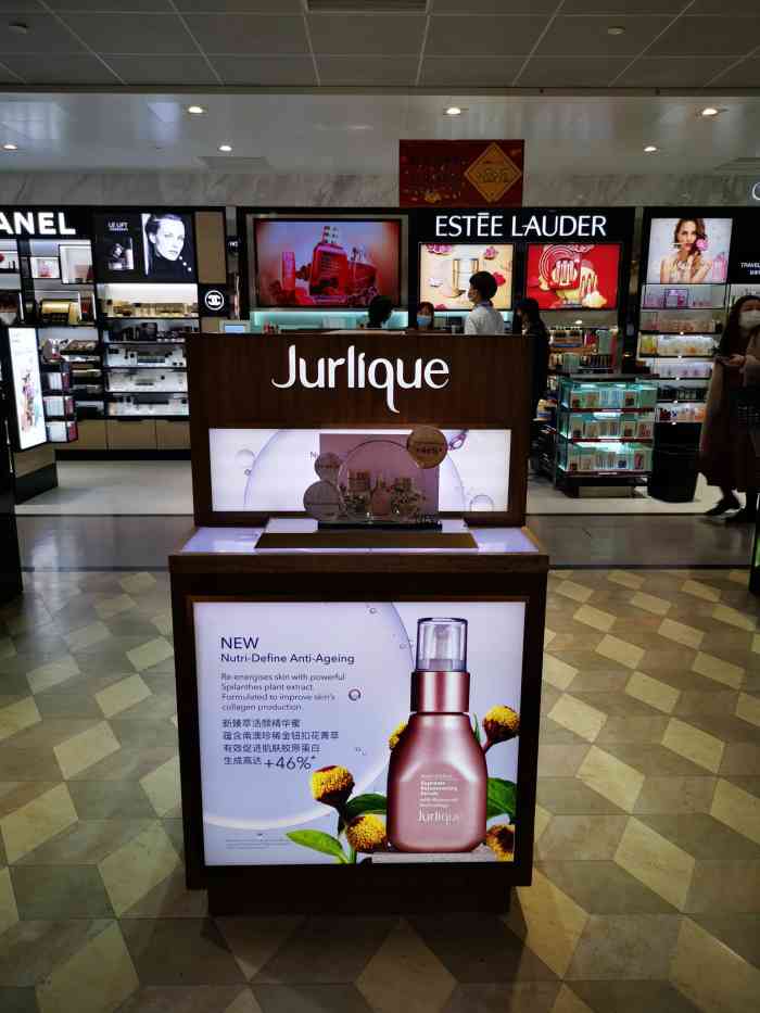 jurlique-"茱莉蔻的柜台靠近科颜氏~东西摆放的蛮整齐.