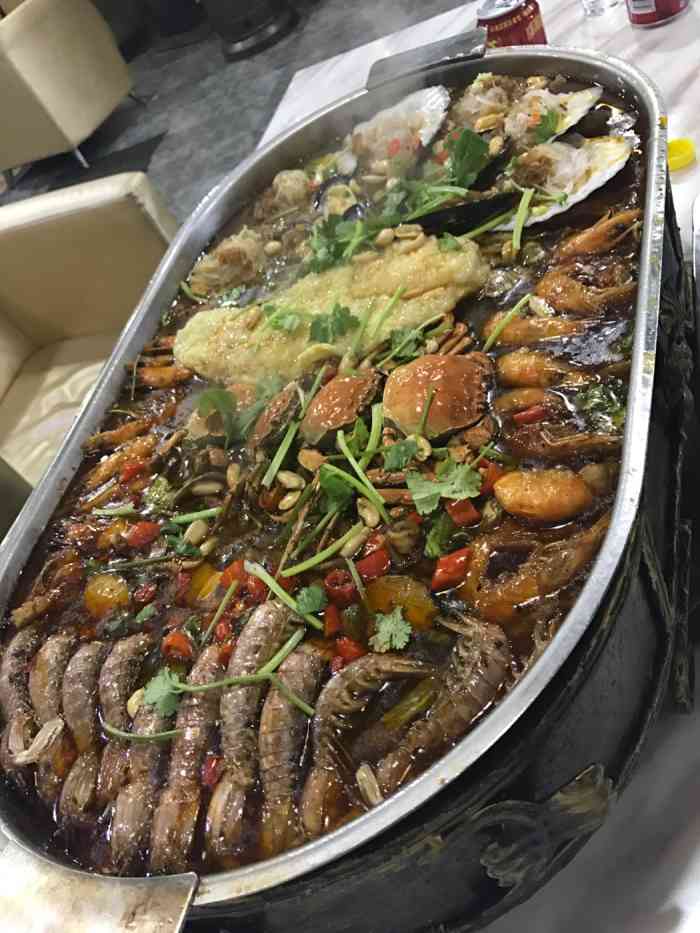 大蟹天下-"首先,菠萝虾球和香辣蟹必点!菠萝新鲜酸甜.