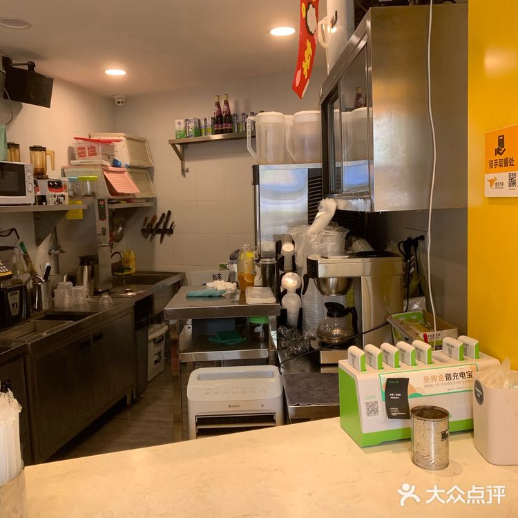 一杯柠檬，一杯是西瓜。 西瓜：蛮蛮都是果肉