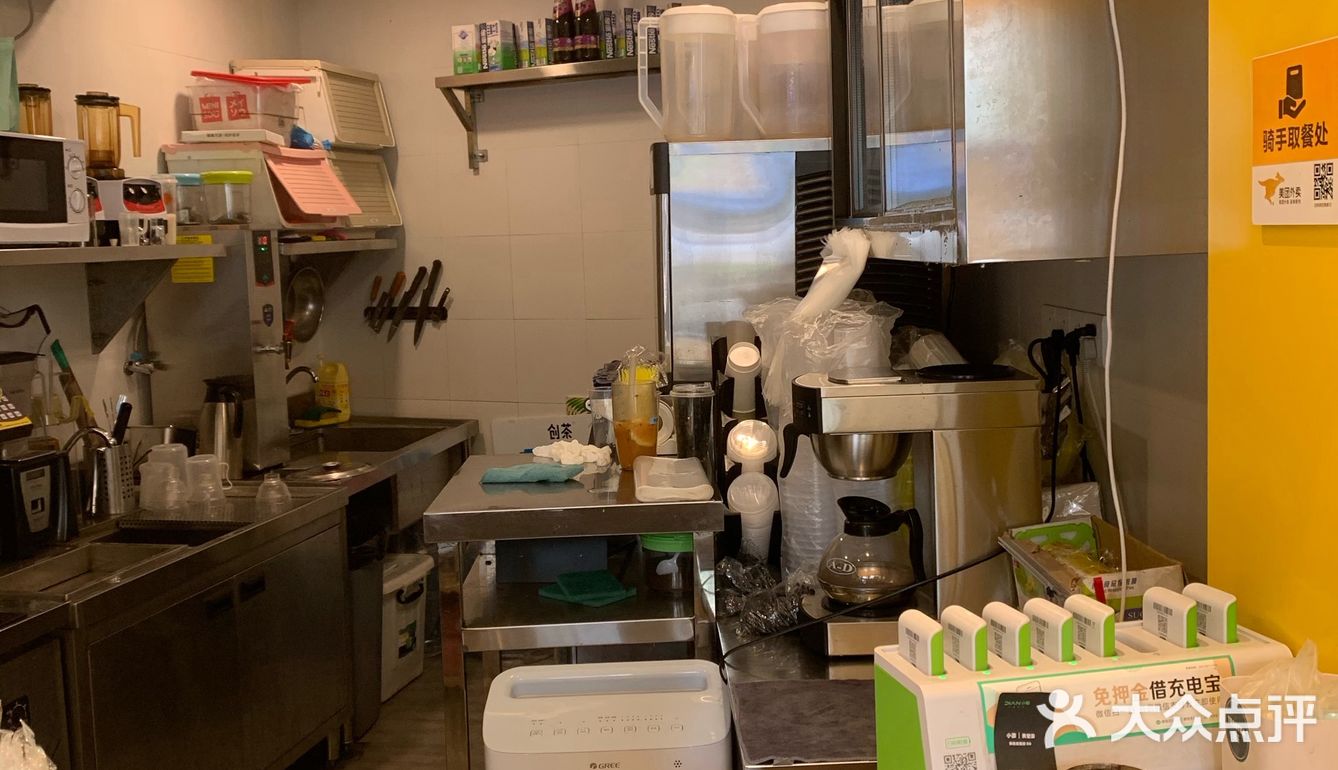 一杯柠檬，一杯是西瓜。 西瓜：蛮蛮都是果肉