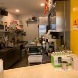 一杯柠檬，一杯是西瓜。 西瓜：蛮蛮都是果肉