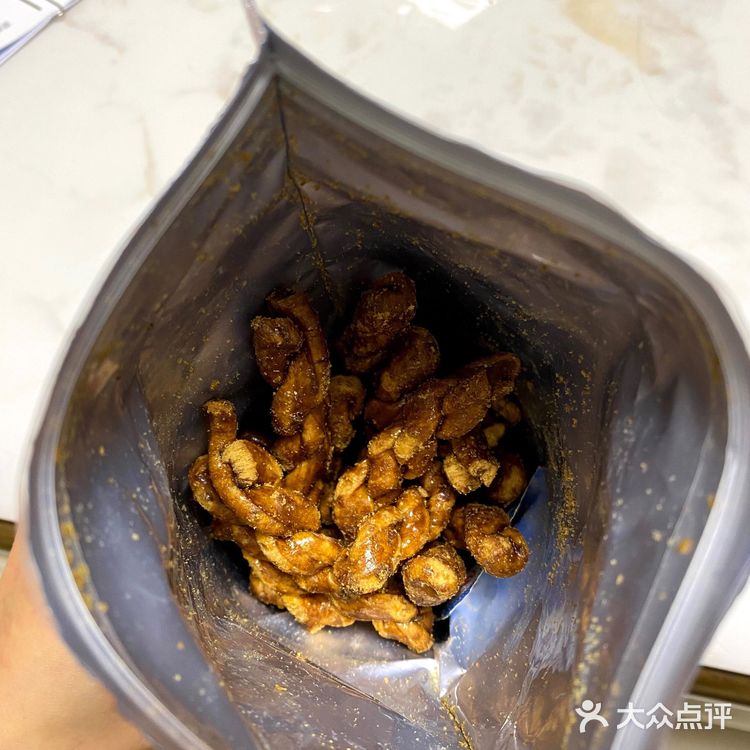 大口吃零食