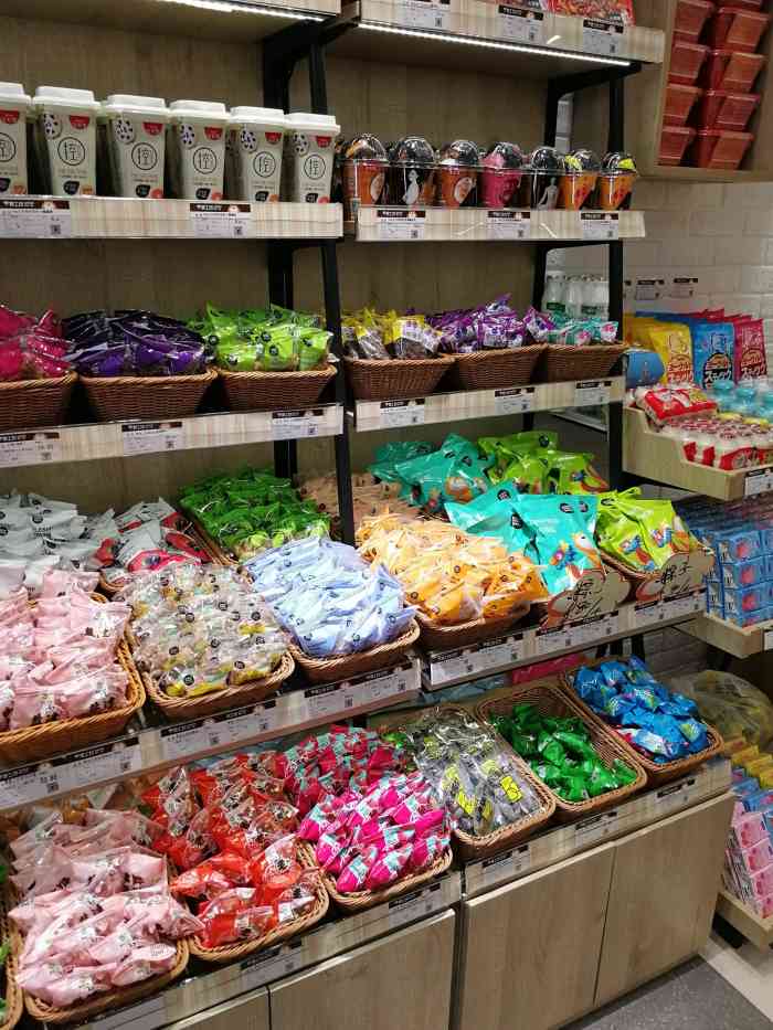 这家零食工坊在新街口中央商场路南面的文化大厦的一楼门面.