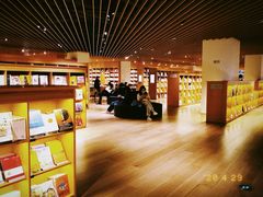 -新华文创·光的空间