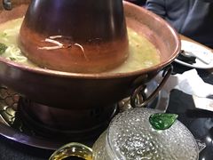 -果松木炭酸菜铜火锅·外婆参鸡汤