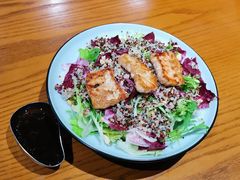 香烤三文鱼藜麦配坚果碎沙拉-魏斯理汉堡(西安沣东吾悦店)