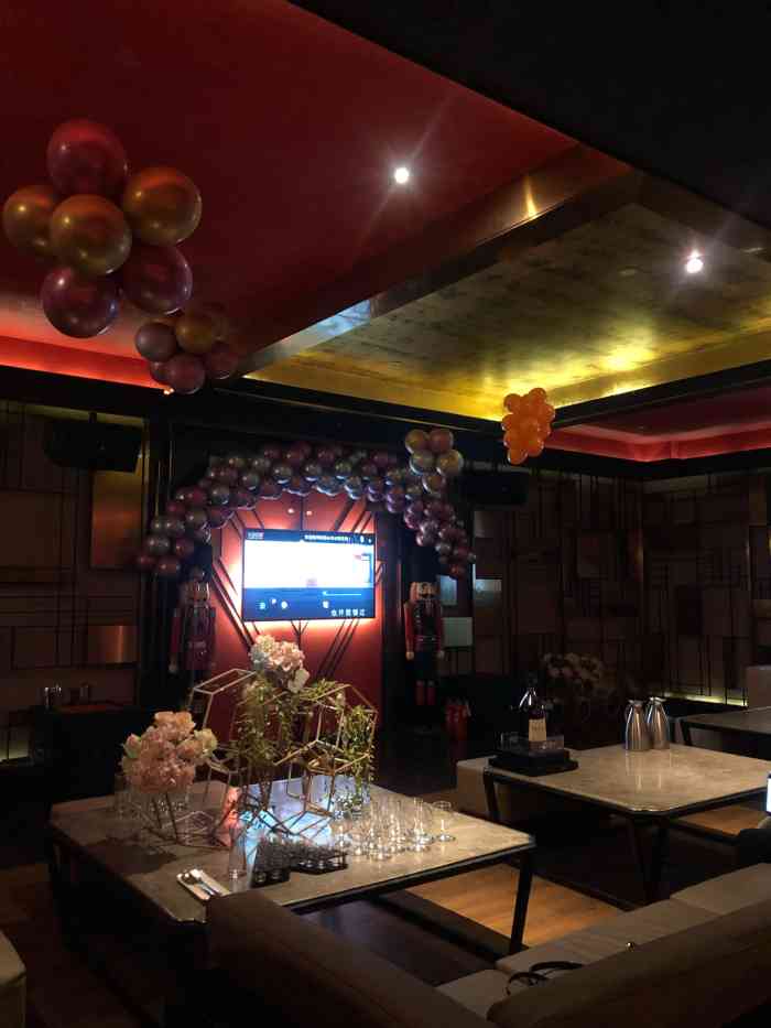 v-show主题ktv(金虹桥国际中心店)-"老爸生日当天因为下雨,所以选择了