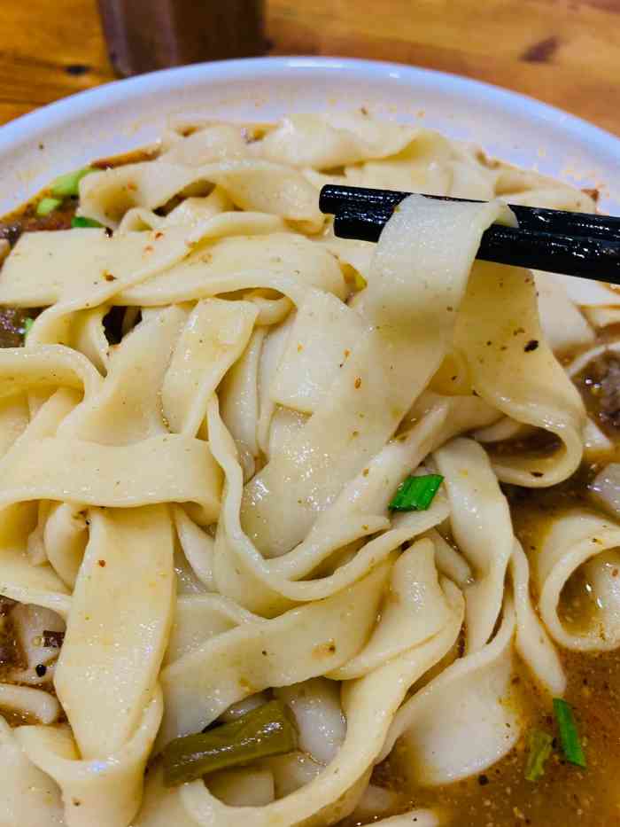 面是武安风味拽面,比较地道,有炒菜,武安的熏肉不错.