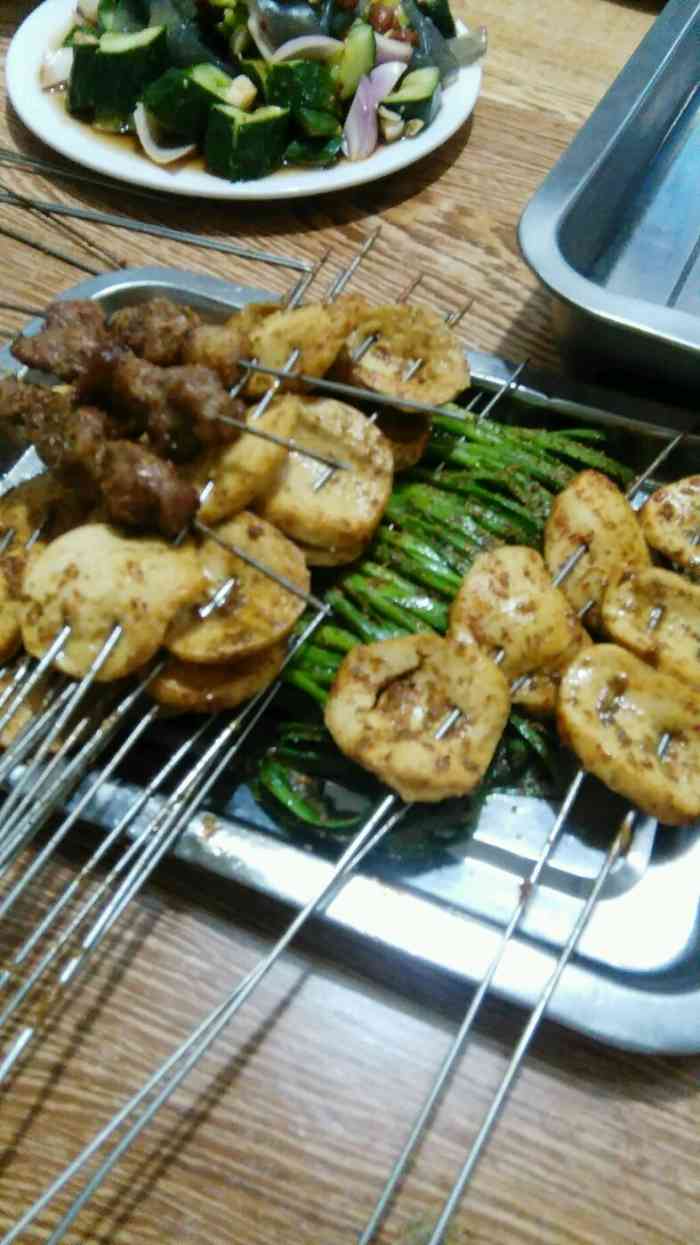 现在吃碳锅,烧烤挺多的,环境还行.