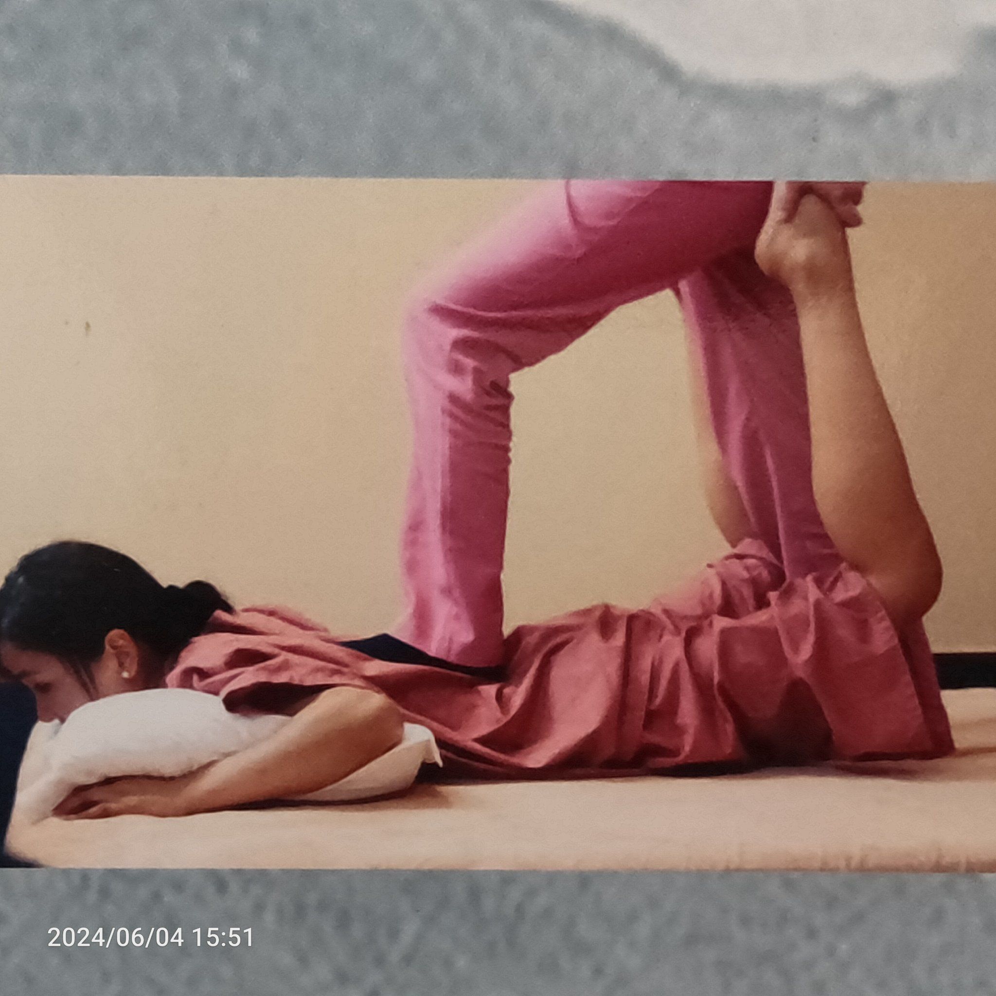 泰式按摩是一种独特的按摩方式,它结合了瑜伽,伸展和深度按摩的技巧