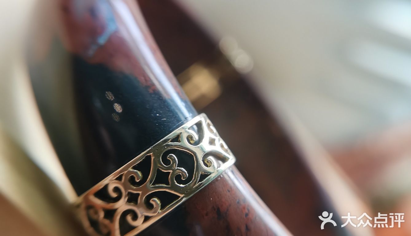 俗话说手镯断掉就是在为主人挡灾祸的[委屈]