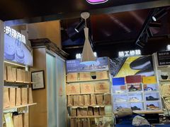 -爱革·奢品·鞋包·衣物·家居(金桥国际商业广场店)