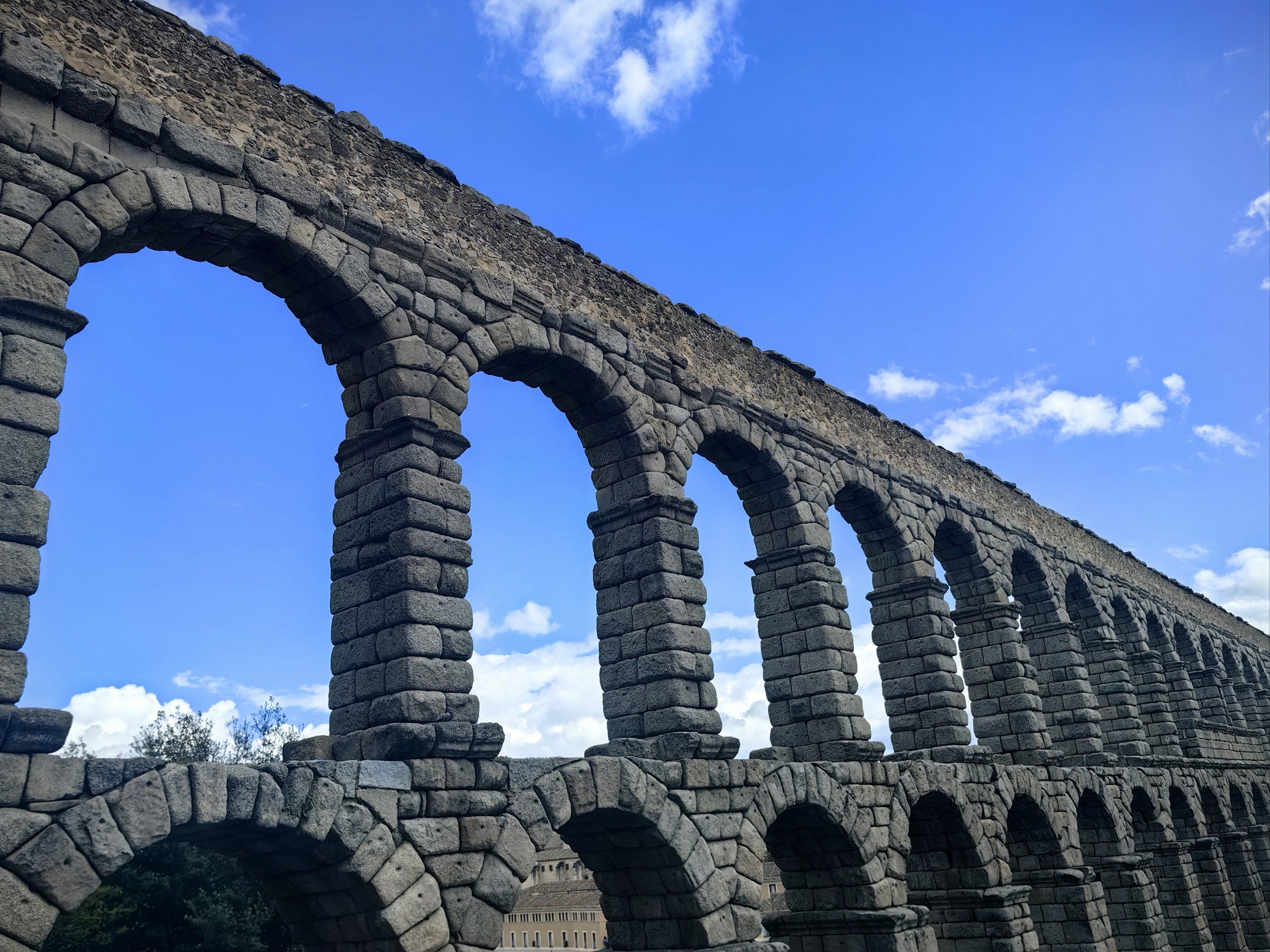 蓝天白云下的塞戈维亚古罗马水渠真的很漂亮[色]