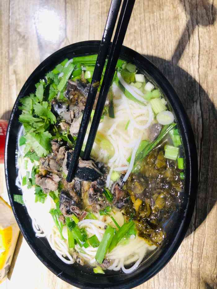 打分    /人 之前在云南吃过土鸡米线 口味差别不是特别大 能接受