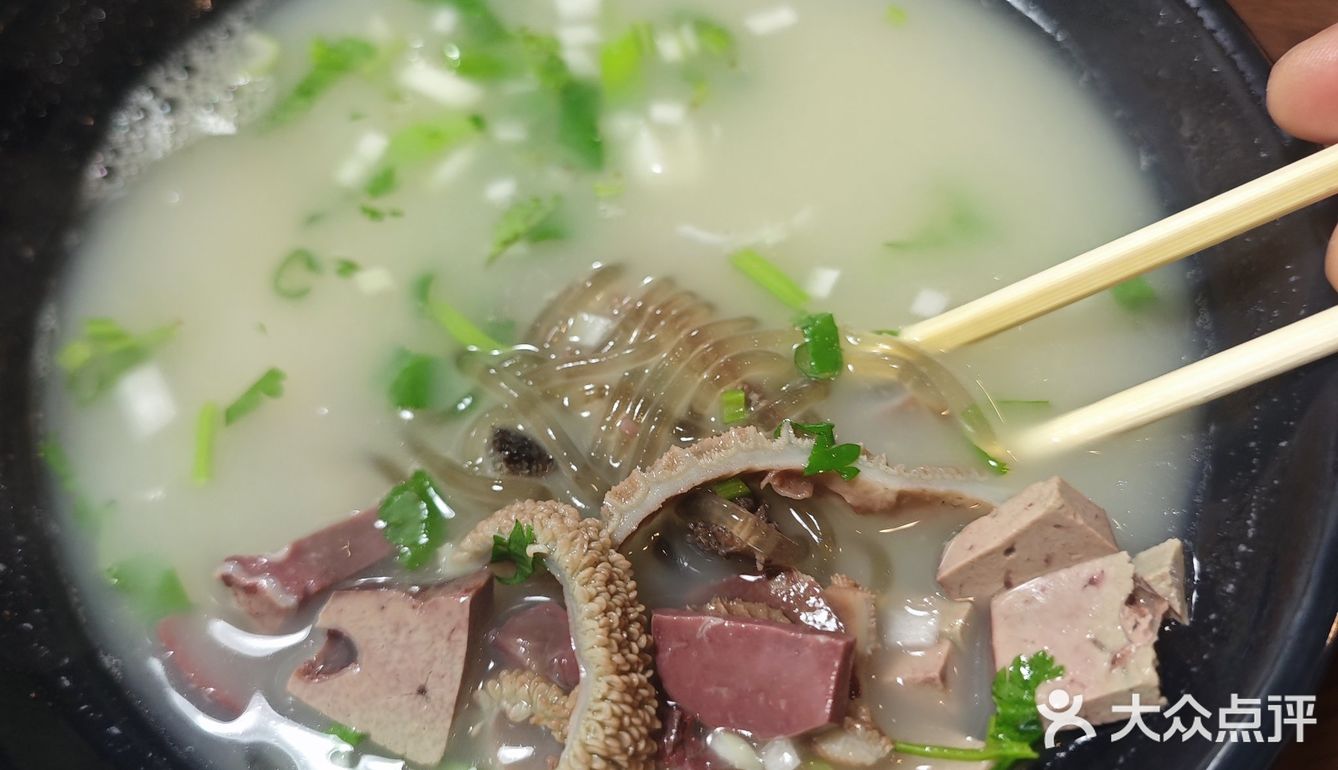 我们算是慕名而来，这应该是第四次来万红路羊汤了