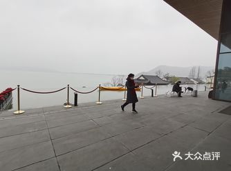 东钱湖旁边，有点包场的感觉。房间很大