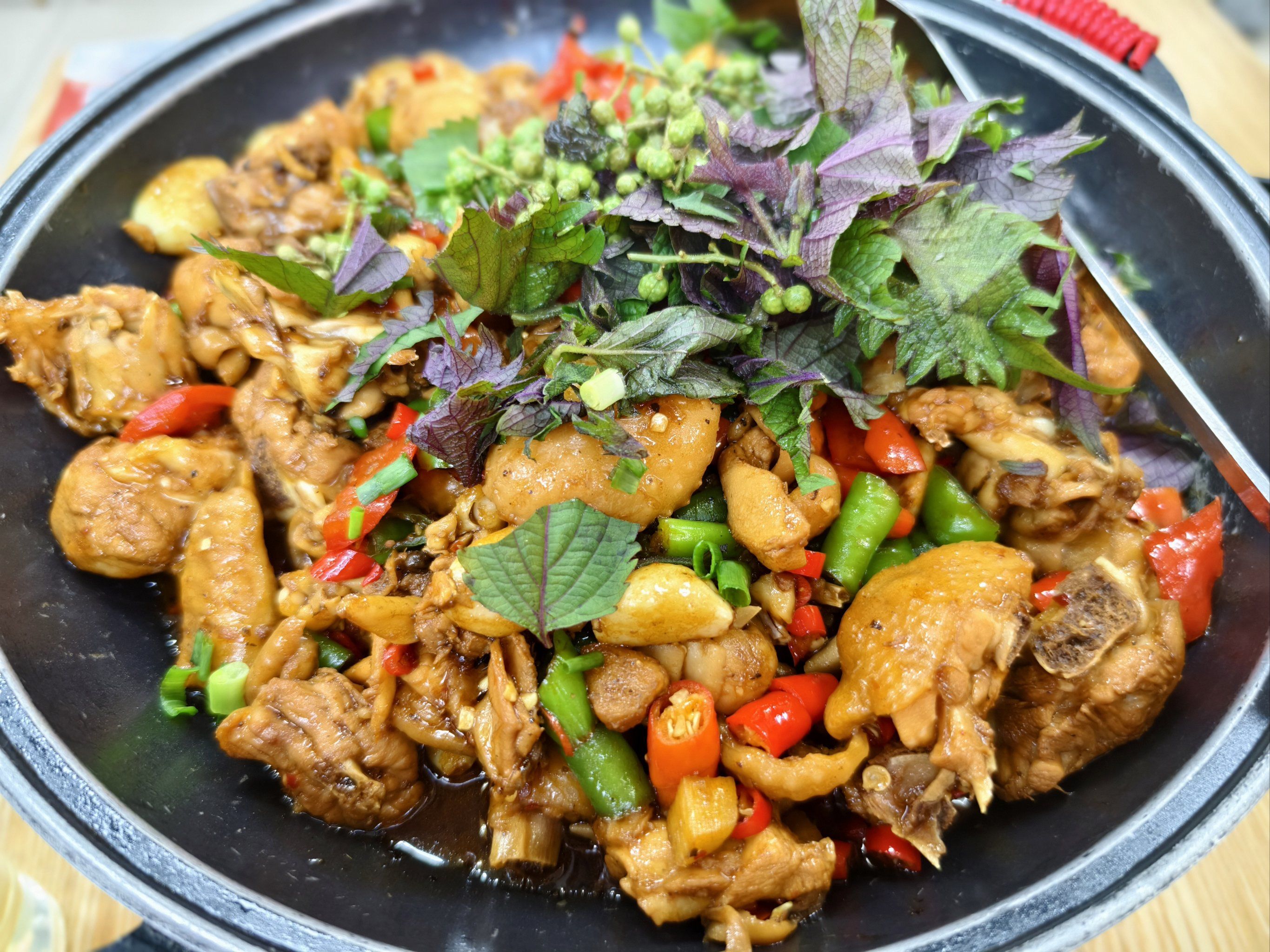 吃湘菜就爱这一口紫苏牛蛙鸡煲