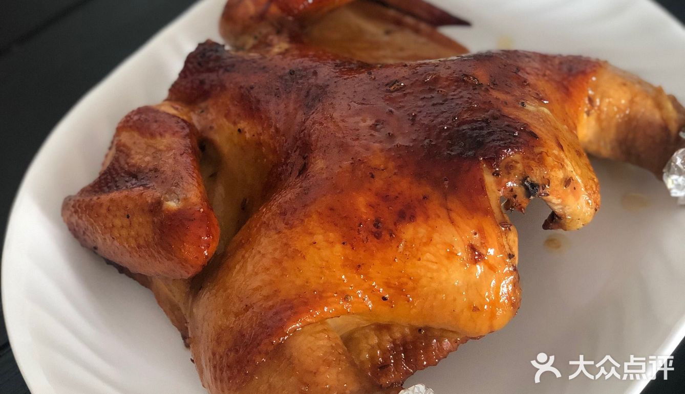 首先买一只三黄鸡让人家帮忙收拾了 鸡爪子鸡头屁股都不要