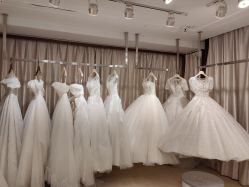 -满庭芳婚纱礼服店