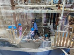 -PIPIKINGDOM皮皮王国欢乐号(欢乐海岸购物中心店)