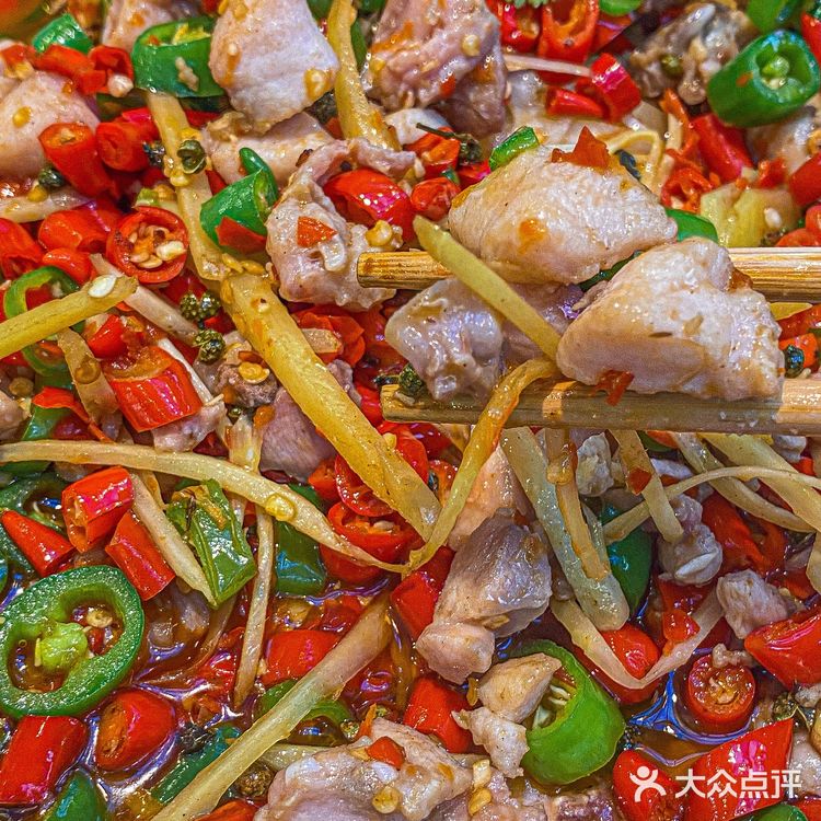 各种佐料码了一盘子 看着就很有食欲 果不其然