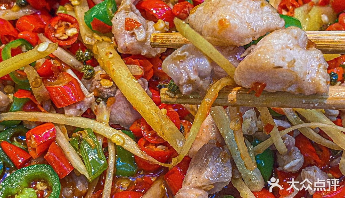 各种佐料码了一盘子 看着就很有食欲 果不其然