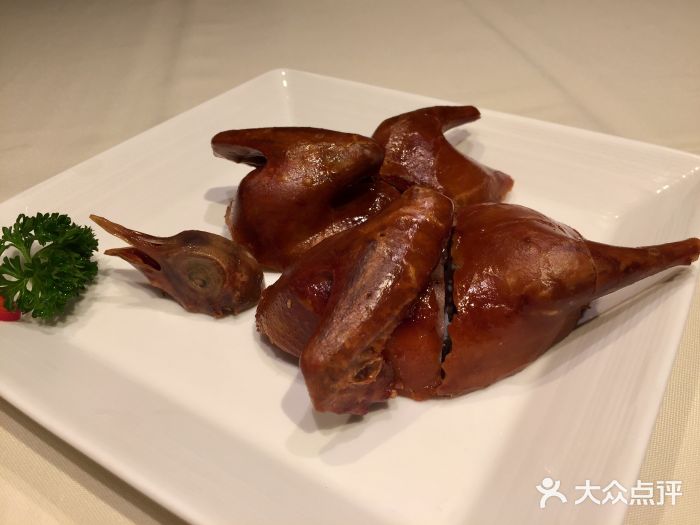 利苑(国金中心店)玻璃脆皮乳鸽图片