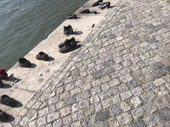 -多瑙河畔鞋履雕塑