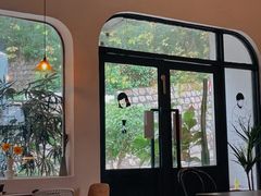 -彳亍咖啡·这里(水湾路店)