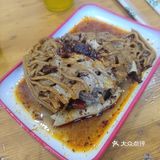 等了没五分钟就上餐了。他家的丸子砂锅不错