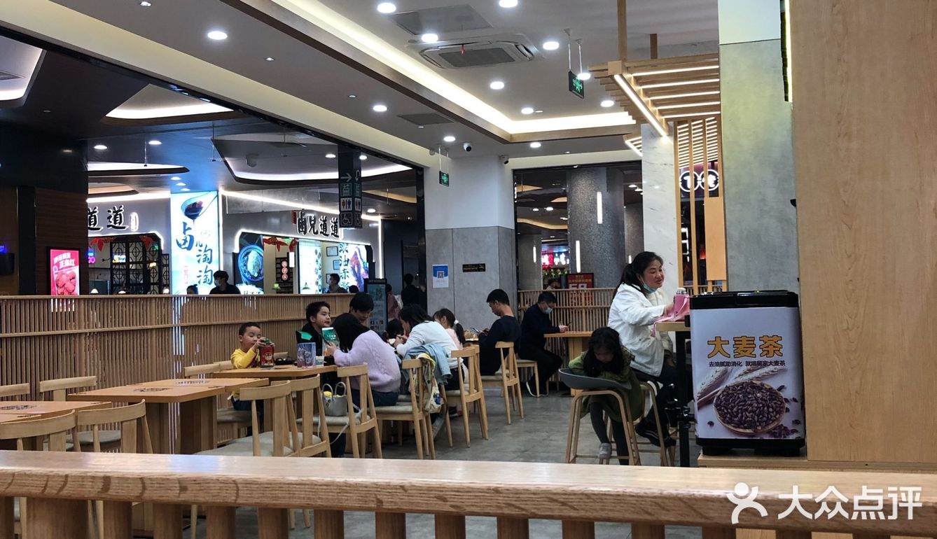 本来想在广场内找到临时就餐点，然尔并没有