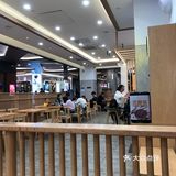 本来想在广场内找到临时就餐点，然尔并没有