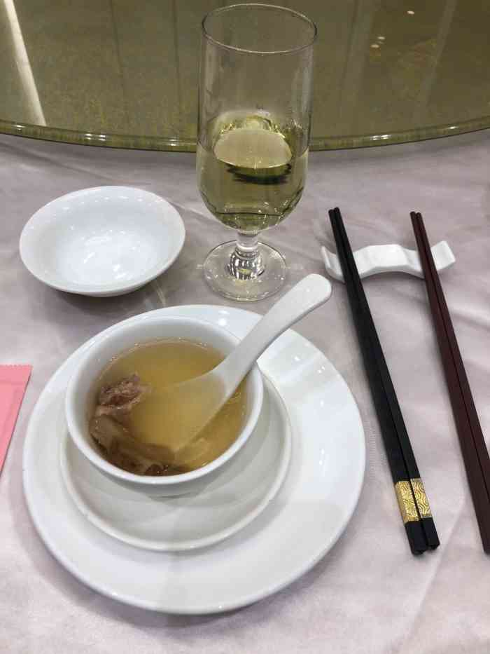 圣丰盛宴酒家(东城店)-"我跟朋友5点到店,前台只有一个服务阿姨,.