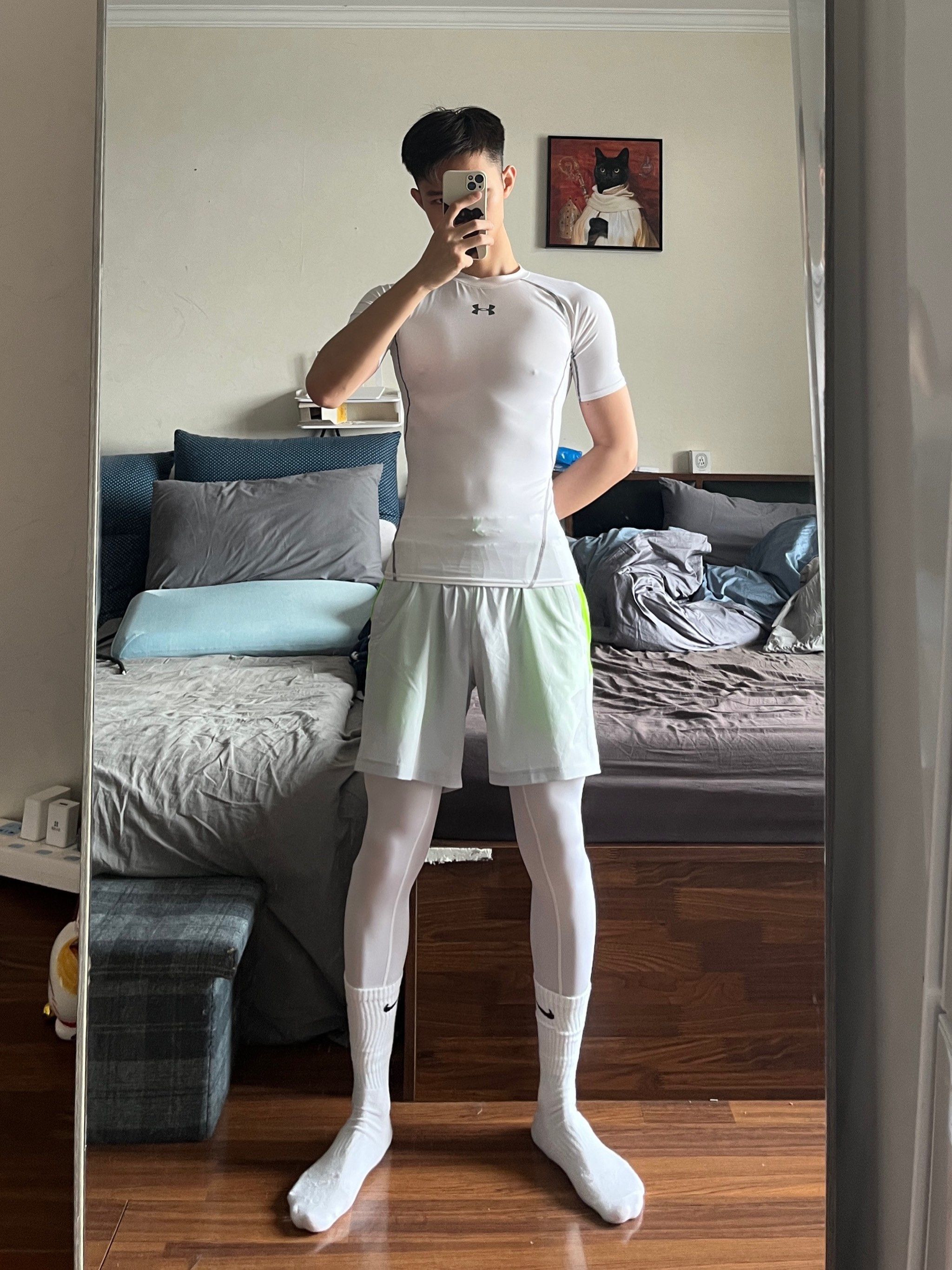 猛男健身穿搭必备单品:白色紧身衣